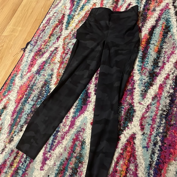 camo bace pace leggings, lululemon, size 4, half cropped - Picture 2 of 2